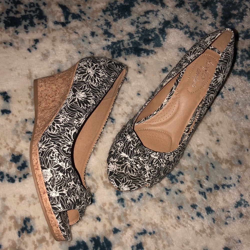 Fabulous Dexflex Comfort Black & White Wedges